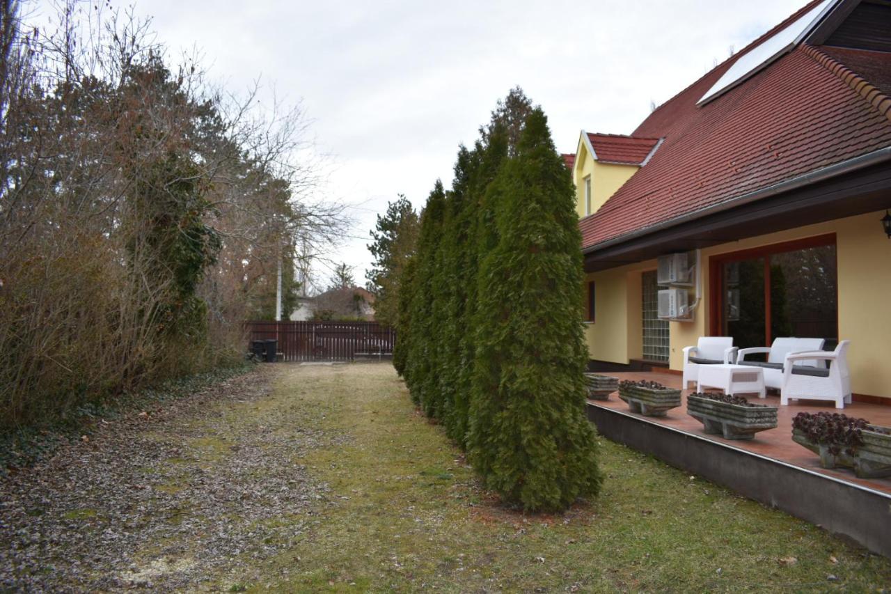 Villa Lily Zamardi Luaran gambar